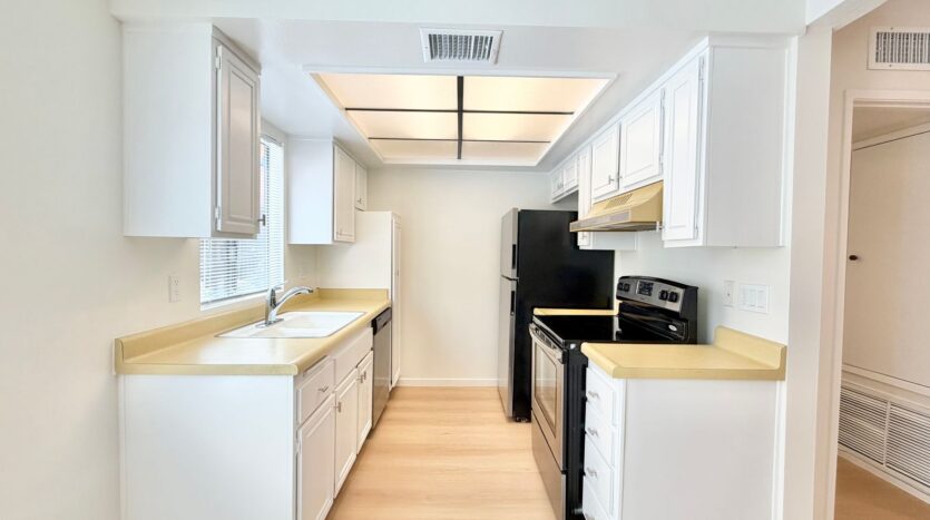 1407 N Sunrise Way Unit 18 - Palm Springs - California - 1 bed, 1 bath rental property