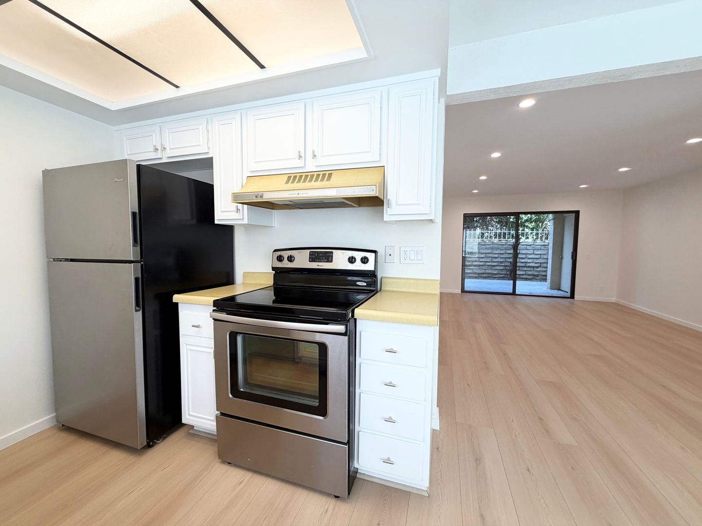 1407 N Sunrise Way Unit 18 - Palm Springs - California - 1 bed, 1 bath rental property