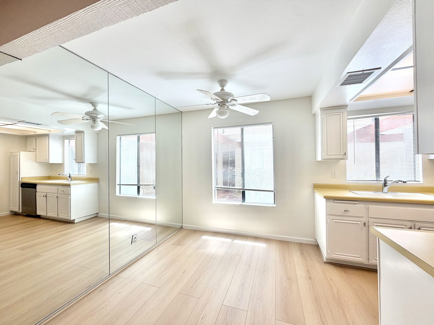 1407 N Sunrise Way Unit 18 - Palm Springs - California - 1 bed, 1 bath rental property