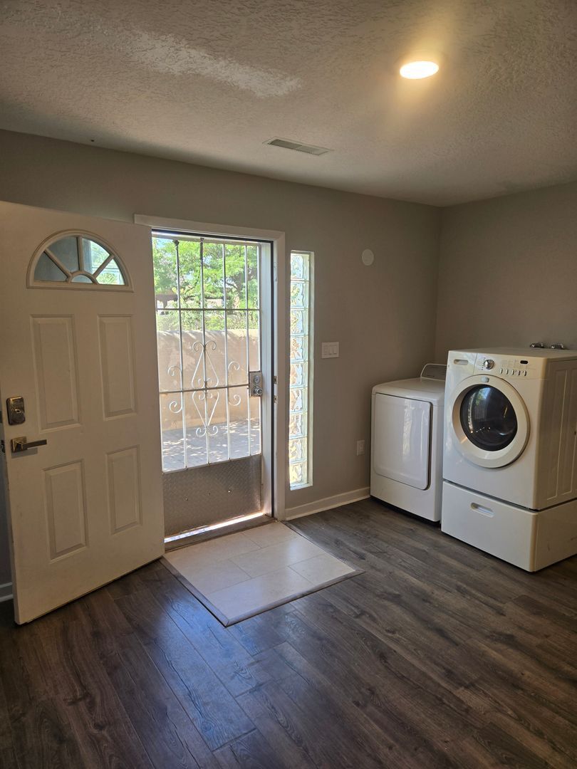 411 Manzano Unit A (Upstairs) - Albuquerque - New Mexico - 2 bed, 1 bath rental property