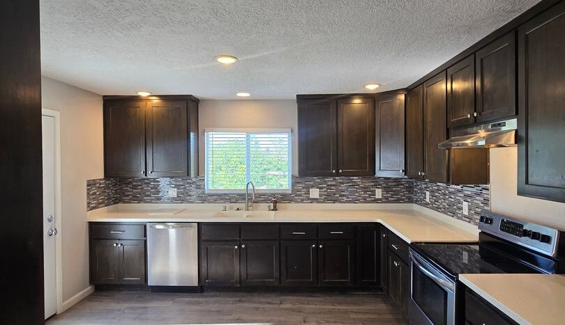 411 Manzano Unit A (Upstairs) - Albuquerque - New Mexico - 2 bed, 1 bath rental property