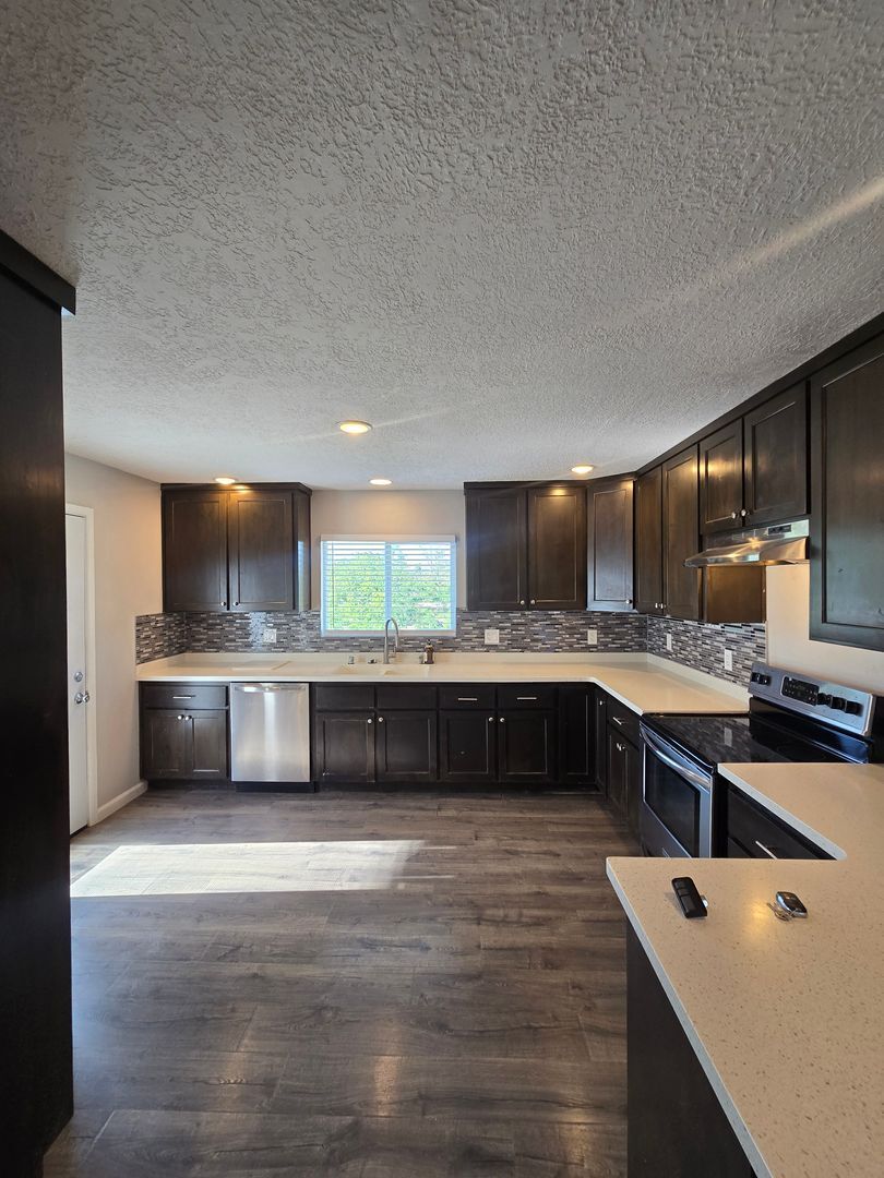 411 Manzano Unit A (Upstairs) - Albuquerque - New Mexico - 2 bed, 1 bath rental property