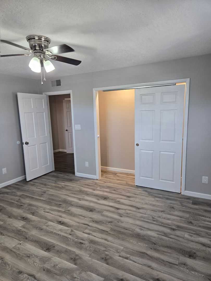411 Manzano Unit A (Upstairs) - Albuquerque - New Mexico - 2 bed, 1 bath rental property