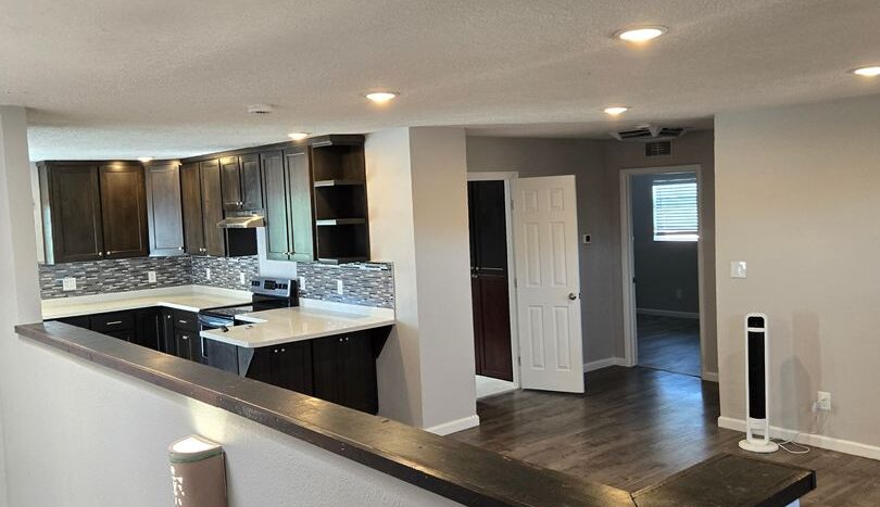 411 Manzano Unit A (Upstairs) - Albuquerque - New Mexico - 2 bed, 1 bath rental property