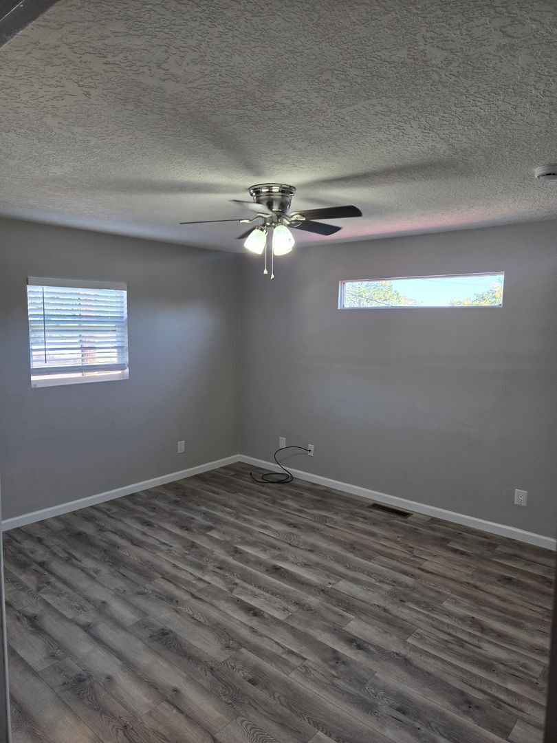 411 Manzano Unit A (Upstairs) - Albuquerque - New Mexico - 2 bed, 1 bath rental property