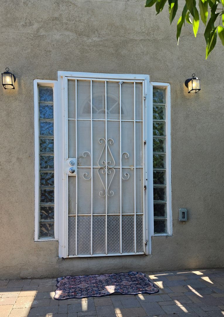 411 Manzano Unit A (Upstairs) - Albuquerque - New Mexico - 2 bed, 1 bath rental property