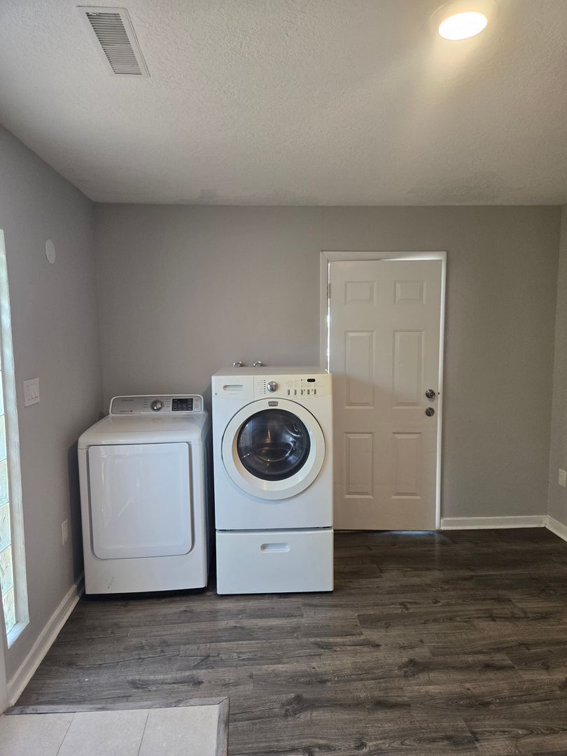 411 Manzano Unit A (Upstairs) - Albuquerque - New Mexico - 2 bed, 1 bath rental property