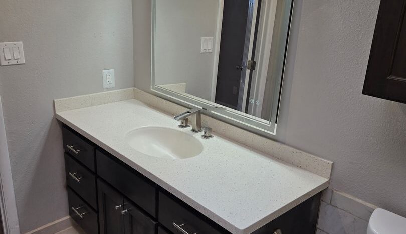 411 Manzano Unit A (Upstairs) - Albuquerque - New Mexico - 2 bed, 1 bath rental property