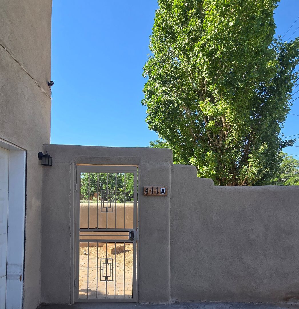 411 Manzano Unit A (Upstairs) - Albuquerque - New Mexico - 2 bed, 1 bath rental property