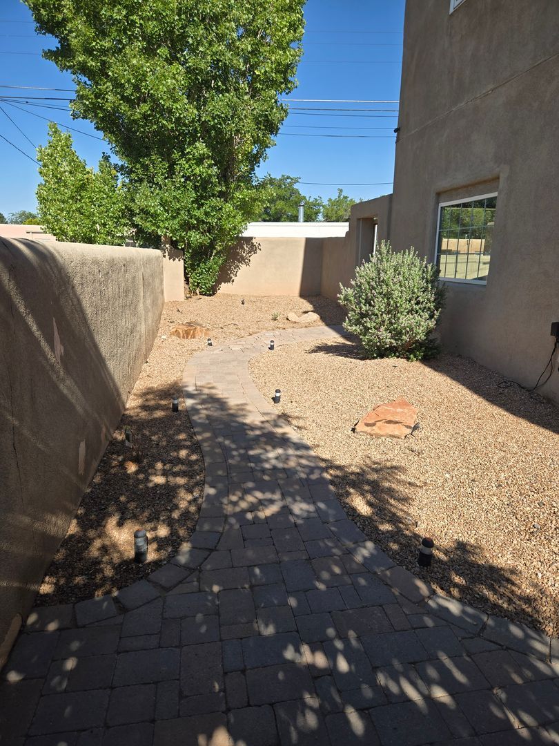 411 Manzano Unit A (Upstairs) - Albuquerque - New Mexico - 2 bed, 1 bath rental property