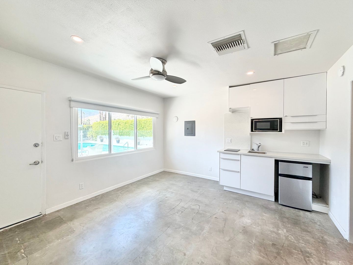 700 N Riverside Dr. - Unit 2 - Palm Springs - California - 1 bath rental property