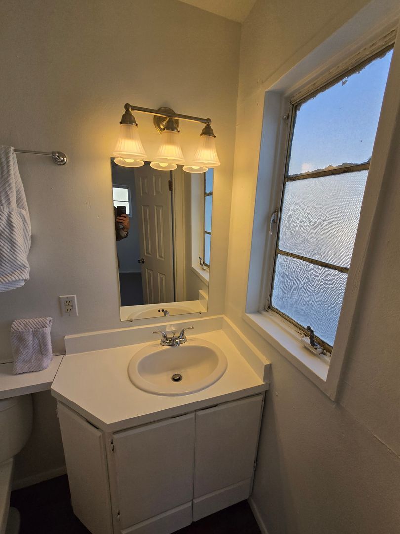 825 Monroe St. NE - Albuquerque - New Mexico - 4 bed, 2 bath rental property