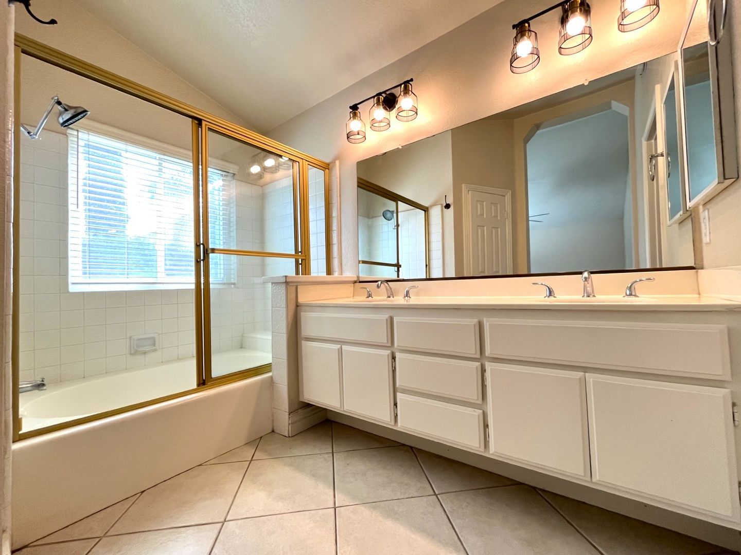 940 Birmingham Dr - Corona - California - 3 bed, 2.5 bath rental property