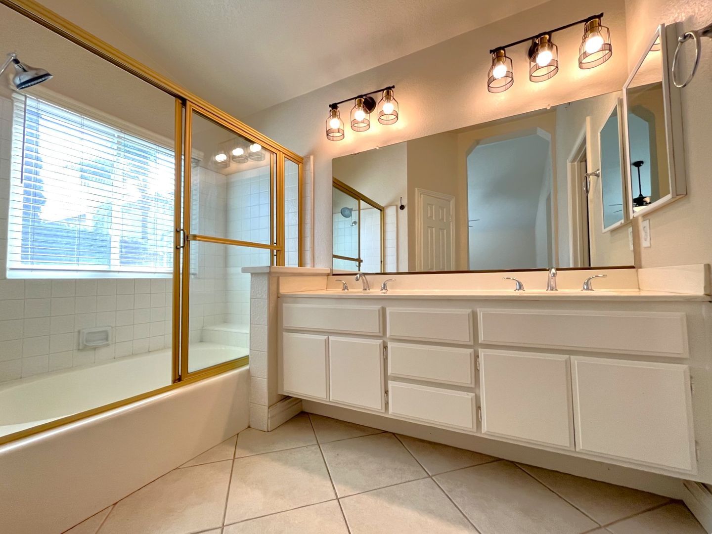 940 Birmingham Dr - Corona - California - 3 bed, 2.5 bath rental property