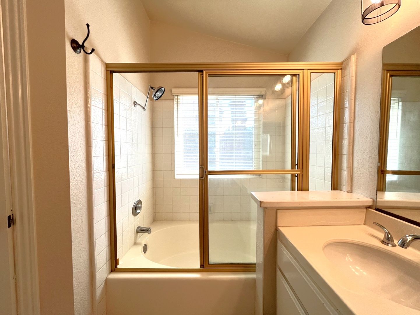 940 Birmingham Dr - Corona - California - 3 bed, 2.5 bath rental property
