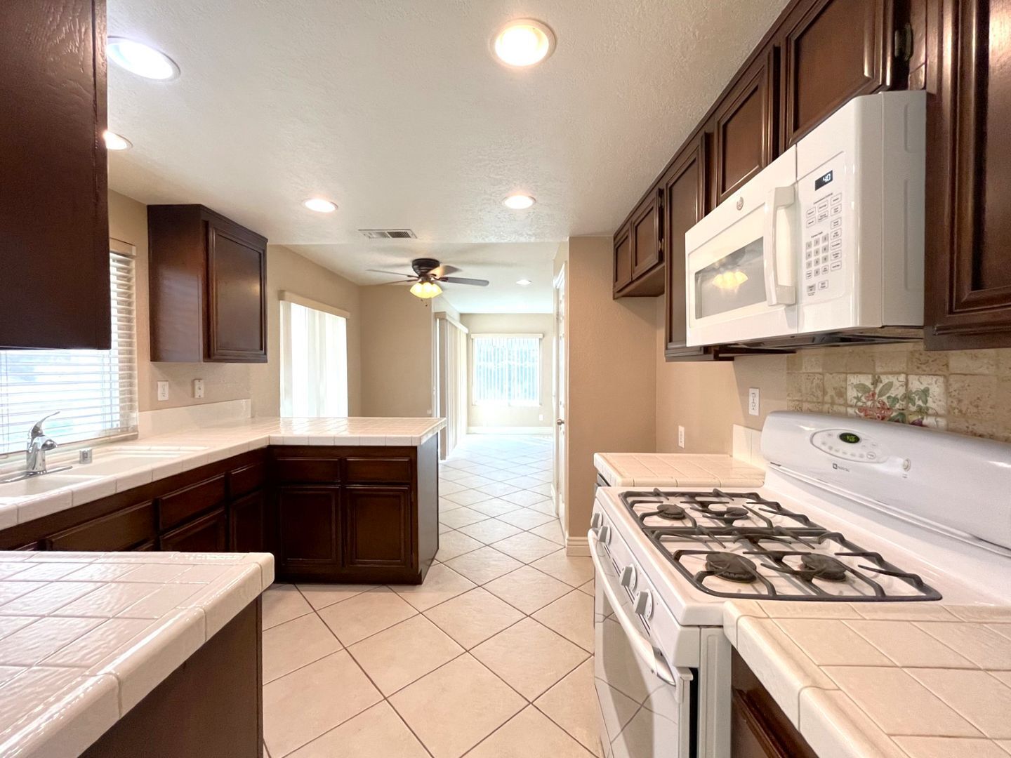 940 Birmingham Dr - Corona - California - 3 bed, 2.5 bath rental property