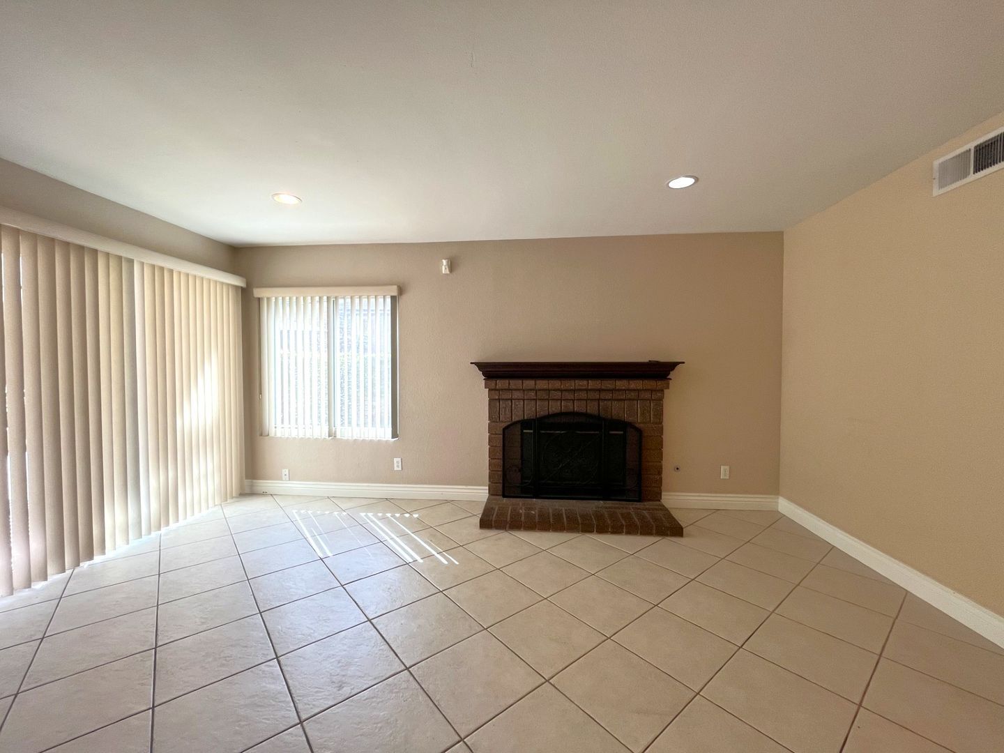 940 Birmingham Dr - Corona - California - 3 bed, 2.5 bath rental property