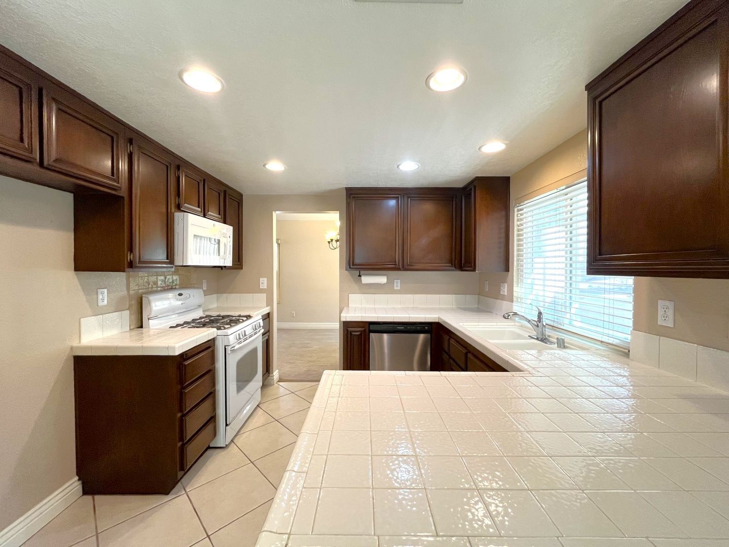 940 Birmingham Dr - Corona - California - 3 bed, 2.5 bath rental property