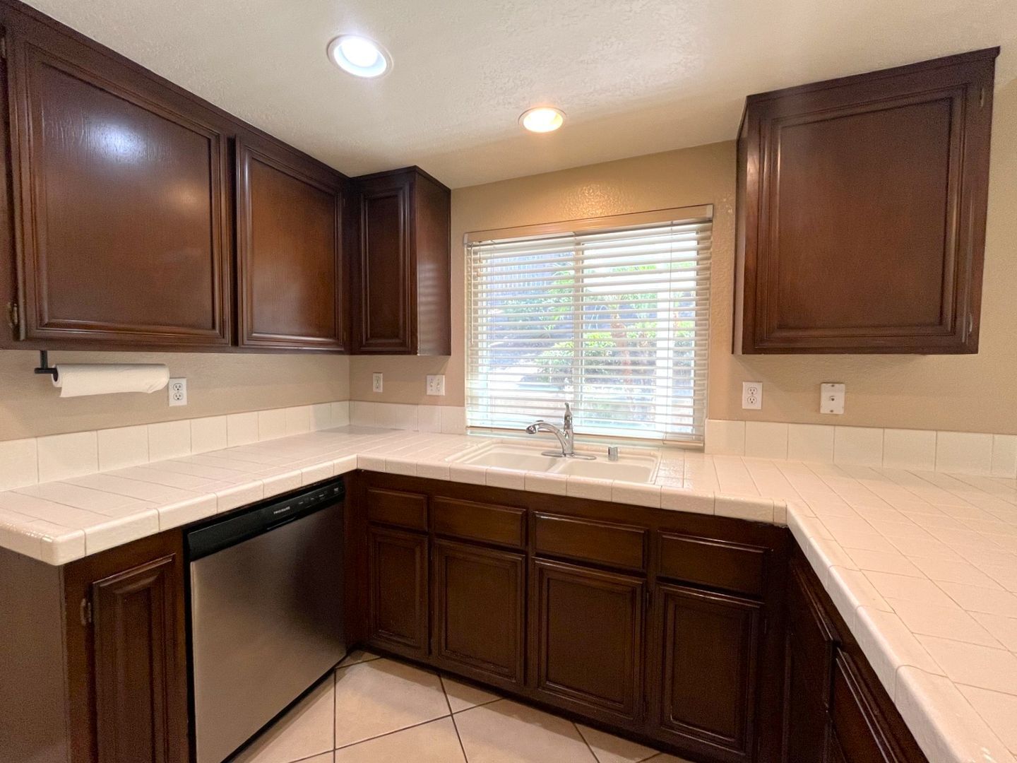 940 Birmingham Dr - Corona - California - 3 bed, 2.5 bath rental property