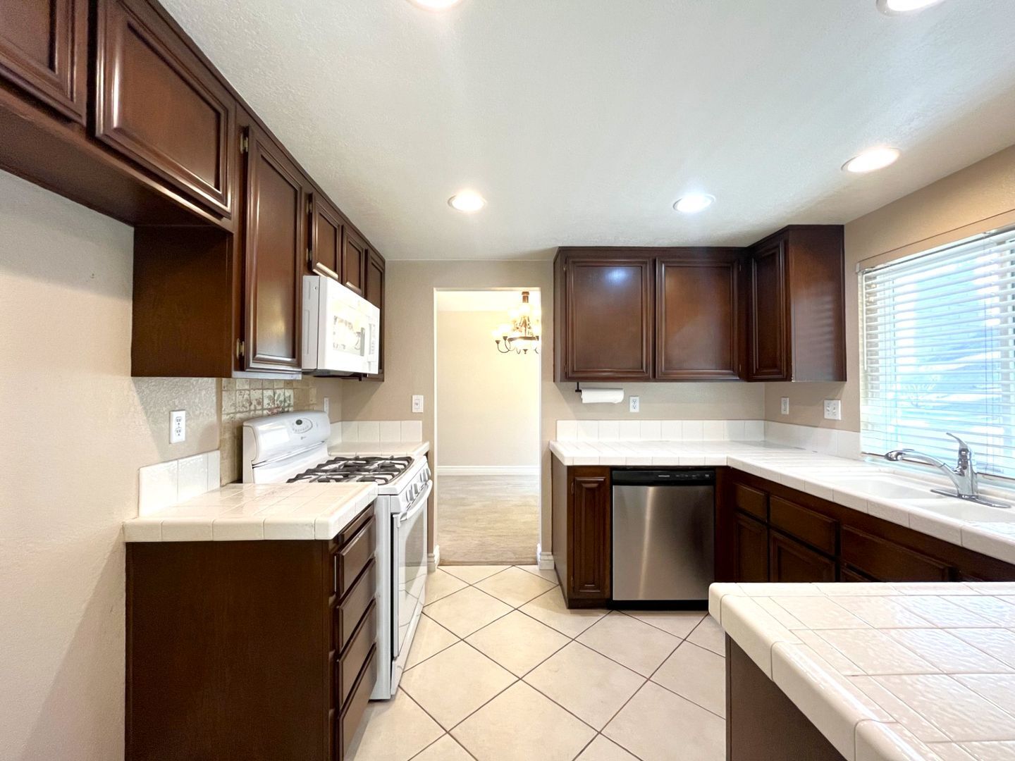 940 Birmingham Dr - Corona - California - 3 bed, 2.5 bath rental property