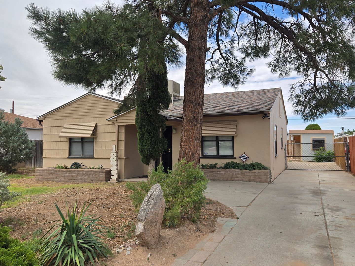 1835 Palomas Dr,NE - Albuquerque - New Mexico - 2 bed, 1 bath rental property