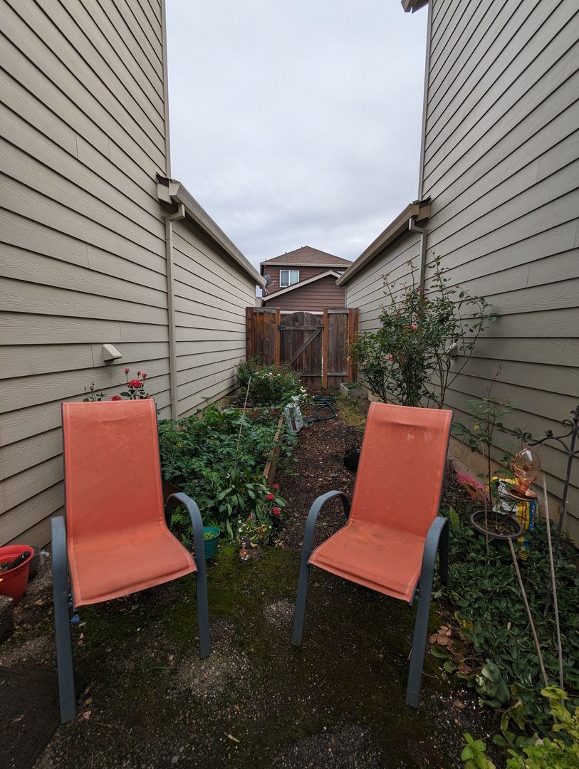 20954 SW Edgemont St. - Beaverton - Oregon - 3 bed, 3 bath rental property
