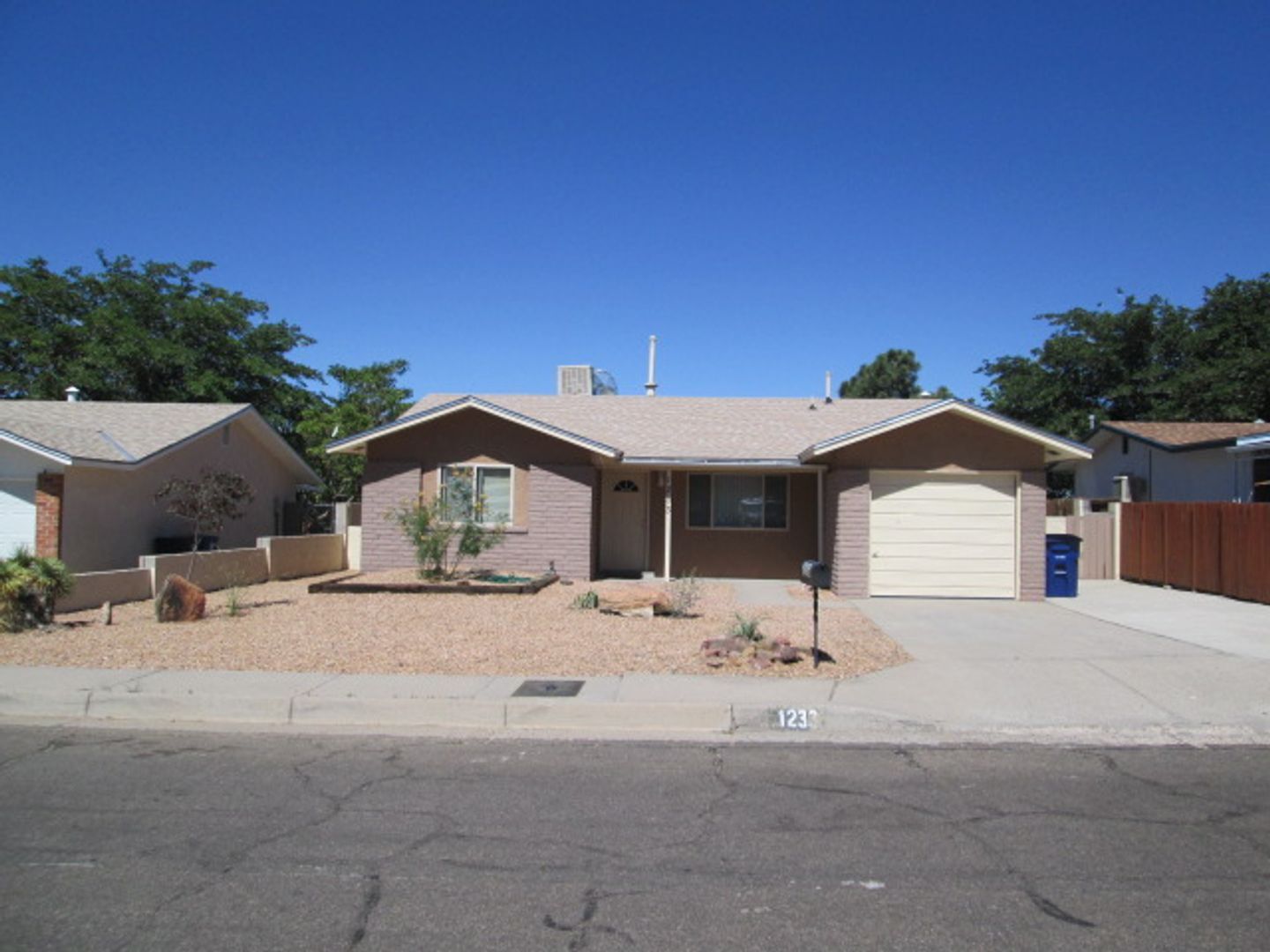 1233 Stutz Dr NE