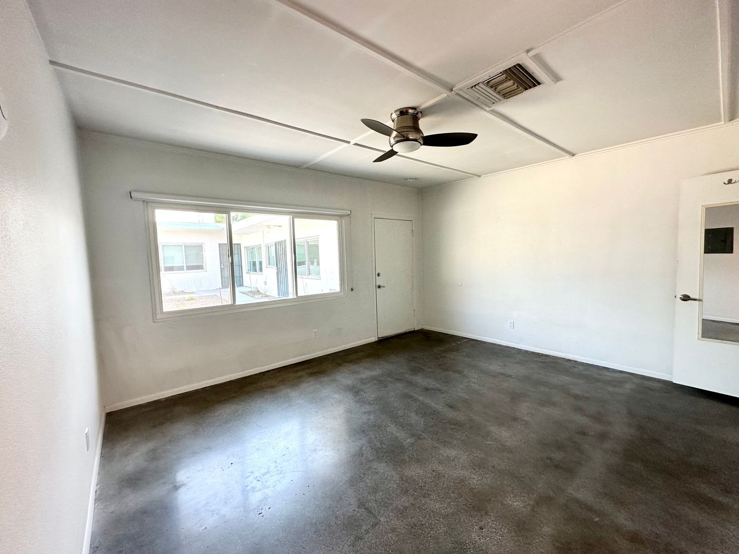 700 N Riverside Dr. - Unit 7 - Palm Springs - California - 1 bath rental property