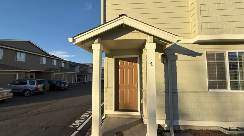 2561 NW Cedar Ave - 4 - Redmond - Oregon - 2 bed, 2.5 bath rental property
