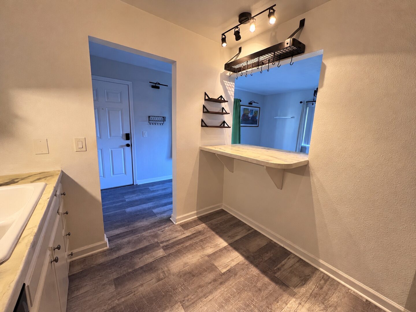 390 N Hayden Island Dr. - Portland - Oregon - 1 bed, 1 bath rental property