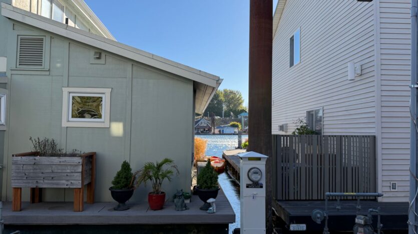 444 N Tomahawk Island Dr - Portland - Oregon - 2 bed, 1 bath rental property