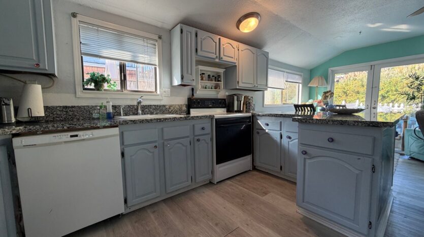 444 N Tomahawk Island Dr - Portland - Oregon - 2 bed, 1 bath rental property