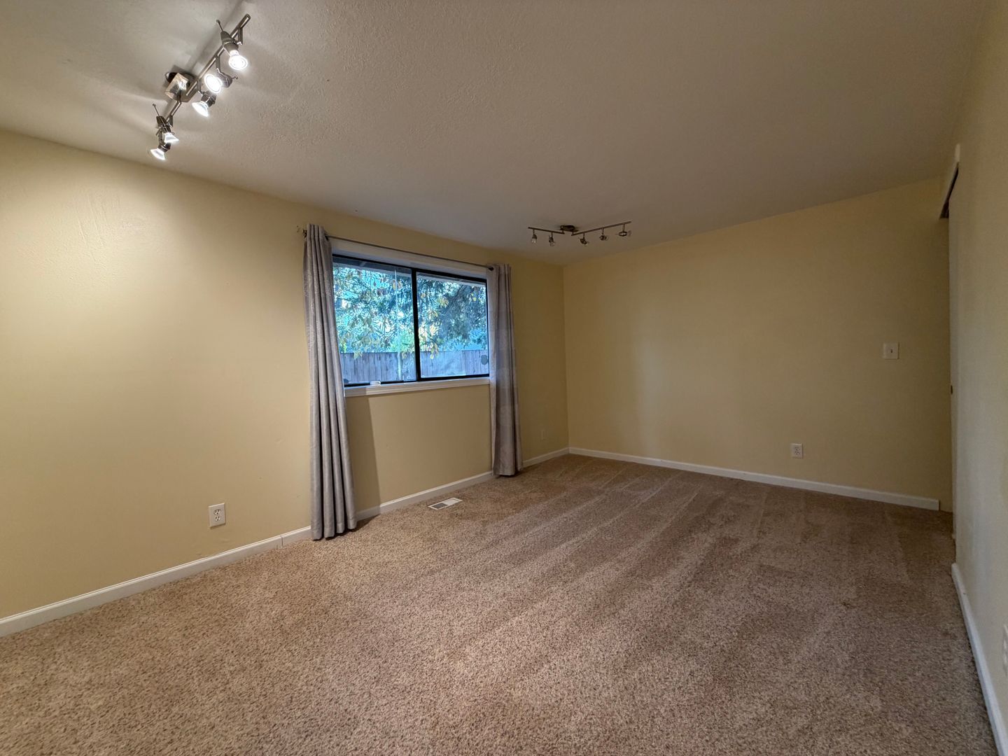 623 NE 172nd Ave. - Portland - Oregon - 3 bed, 1 bath rental property