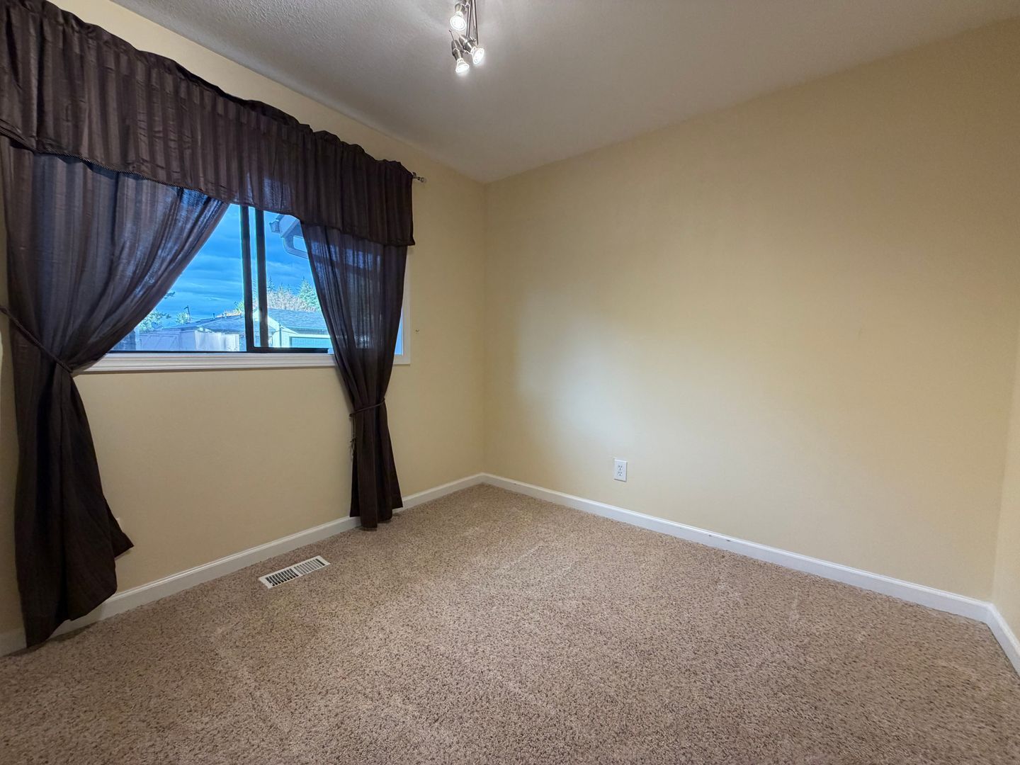 623 NE 172nd Ave. - Portland - Oregon - 3 bed, 1 bath rental property