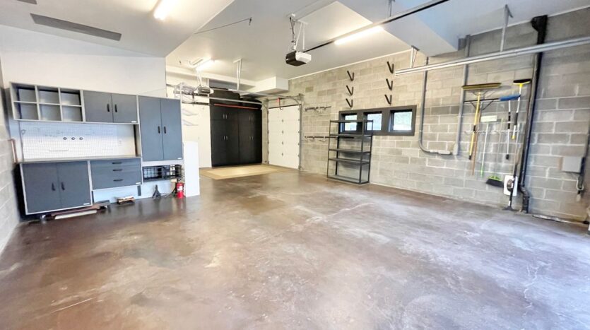 630 NW Silver Buckle Rd - Bend - Oregon - 4 bed, 3.5 bath rental property