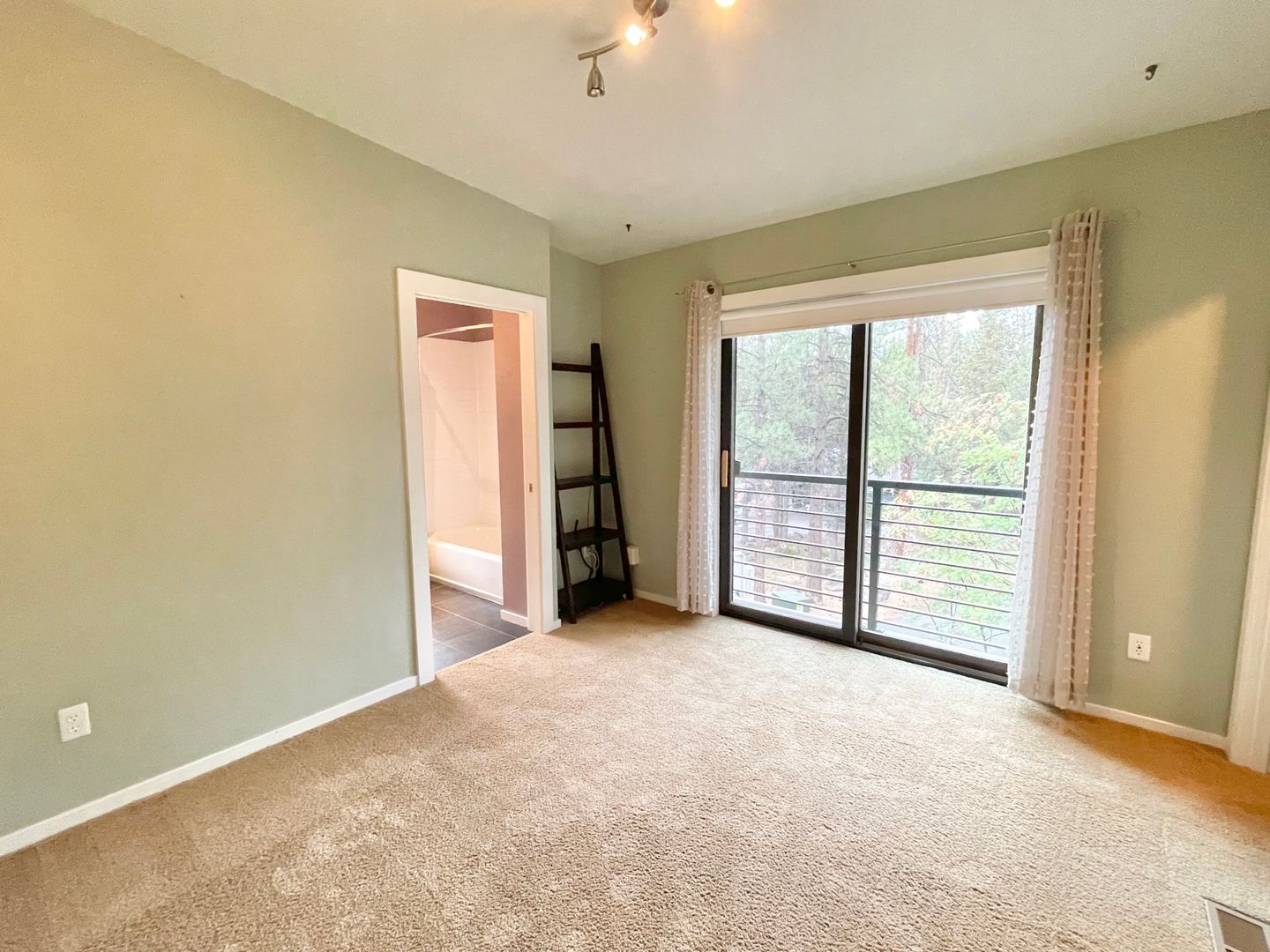 630 NW Silver Buckle Rd - Bend - Oregon - 4 bed, 3.5 bath rental property