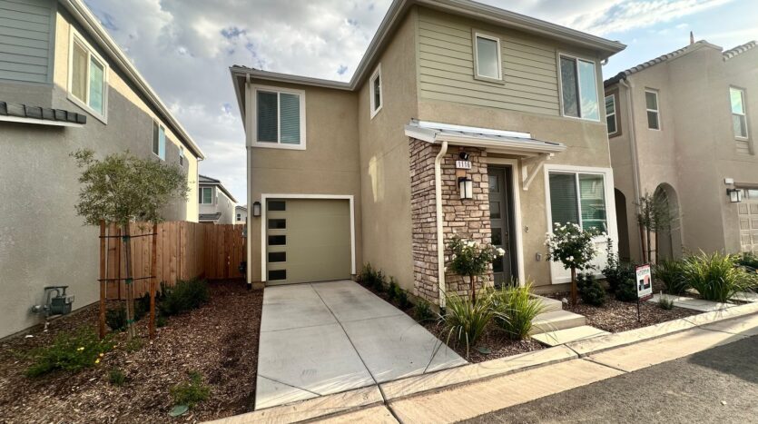 1116 Elevations Way  - Madera - California - 3 bed, 3 bath rental property