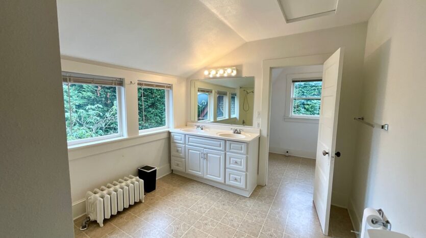 1425 32nd Ave S - Seattle - Washington - 3 bed, 2 bath rental property