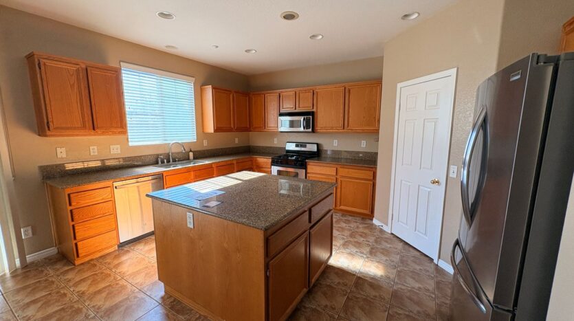 15131 Crane St - Fontana - California - 4 bed, 3 bath rental property