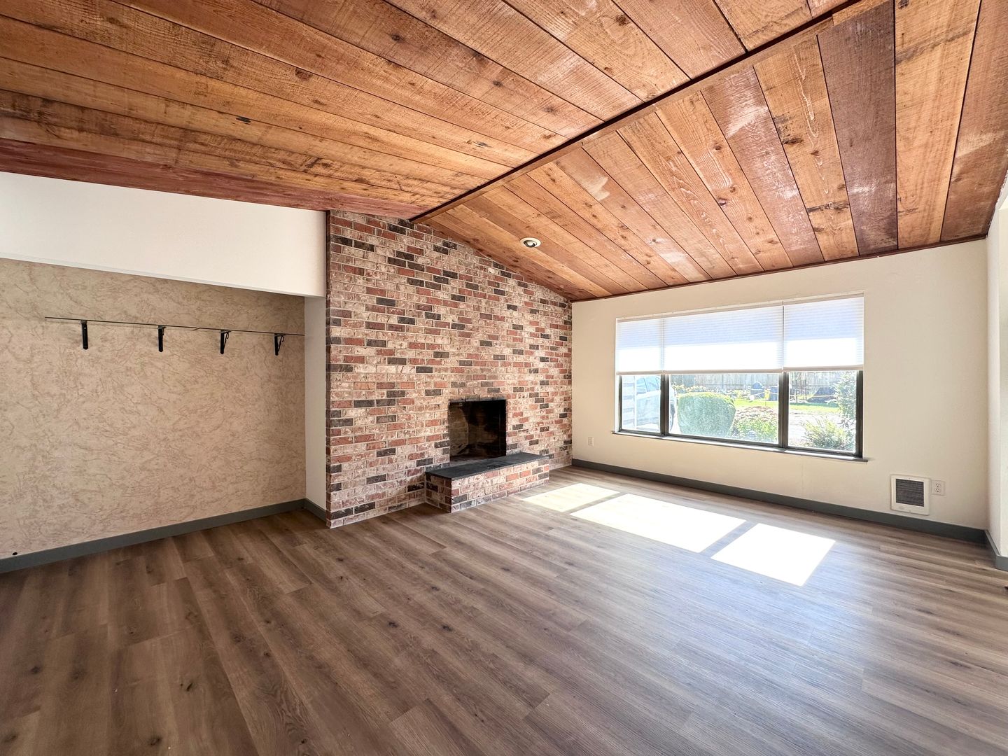 2410 NE 162nd Ave - Portland - Oregon - 2 bed, 1 bath rental property