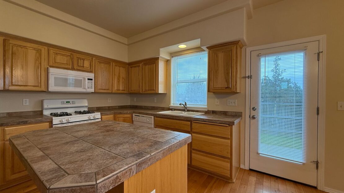 2730 NE 9th Street - Redmond - Oregon - 3 bed, 2.5 bath rental property