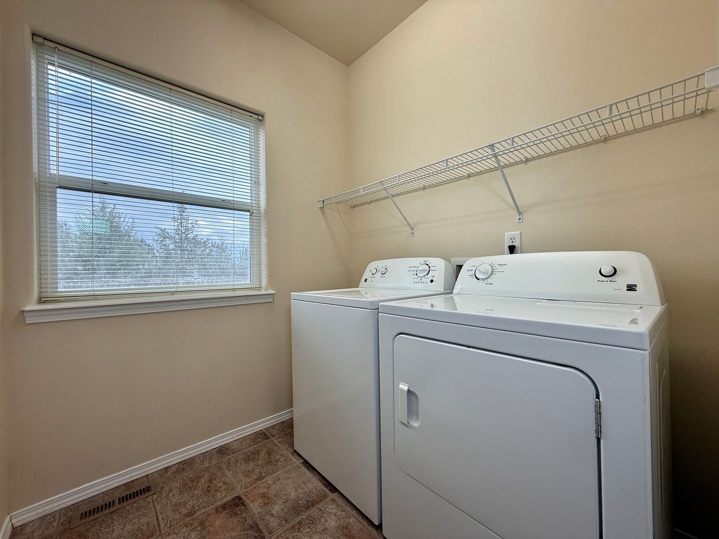 2730 NE 9th Street - Redmond - Oregon - 3 bed, 2.5 bath rental property