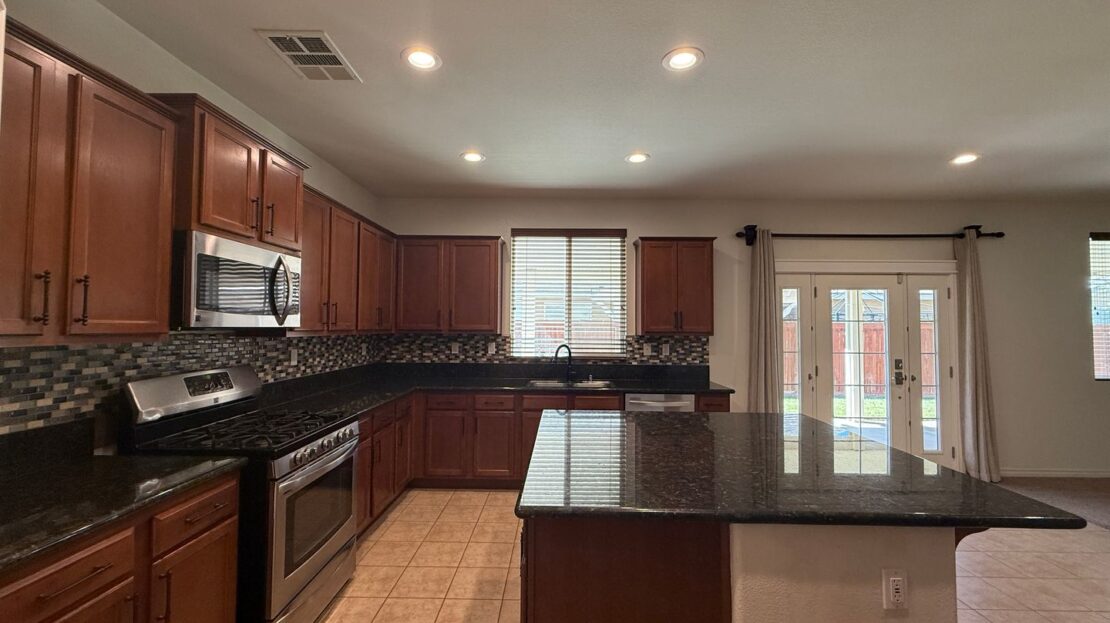 3014 Perdot Ave - Rosamond - California - 5 bed, 3 bath rental property