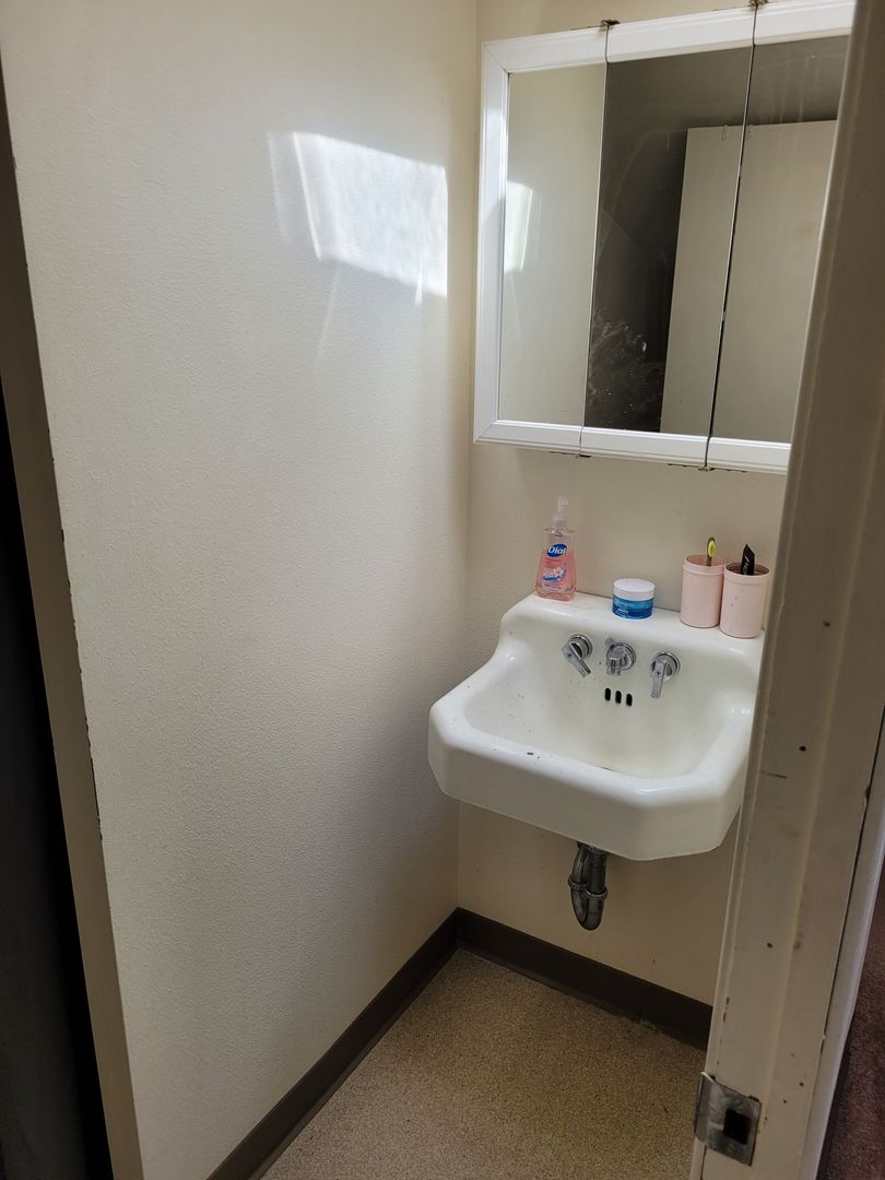 425 SW Maplecrest Drive Room 4 - Portland - Oregon - 1 bed, 1 bath rental property