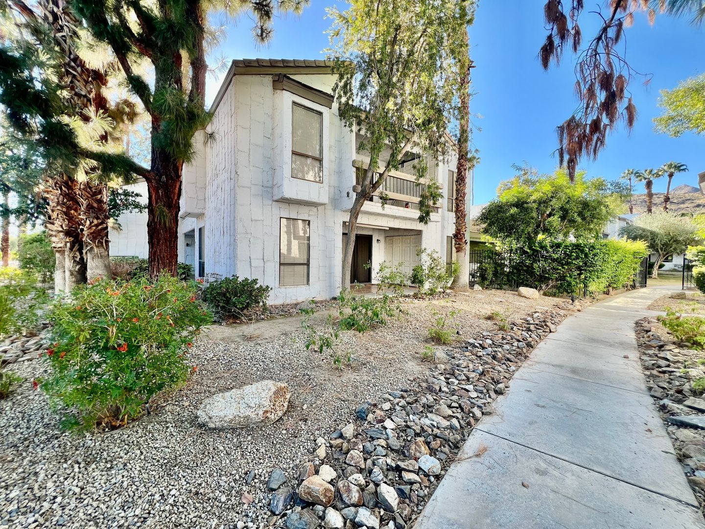 5285 E Waverly Drive Unit 105 - Palm Springs - California - 2 bed, 2 bath rental property