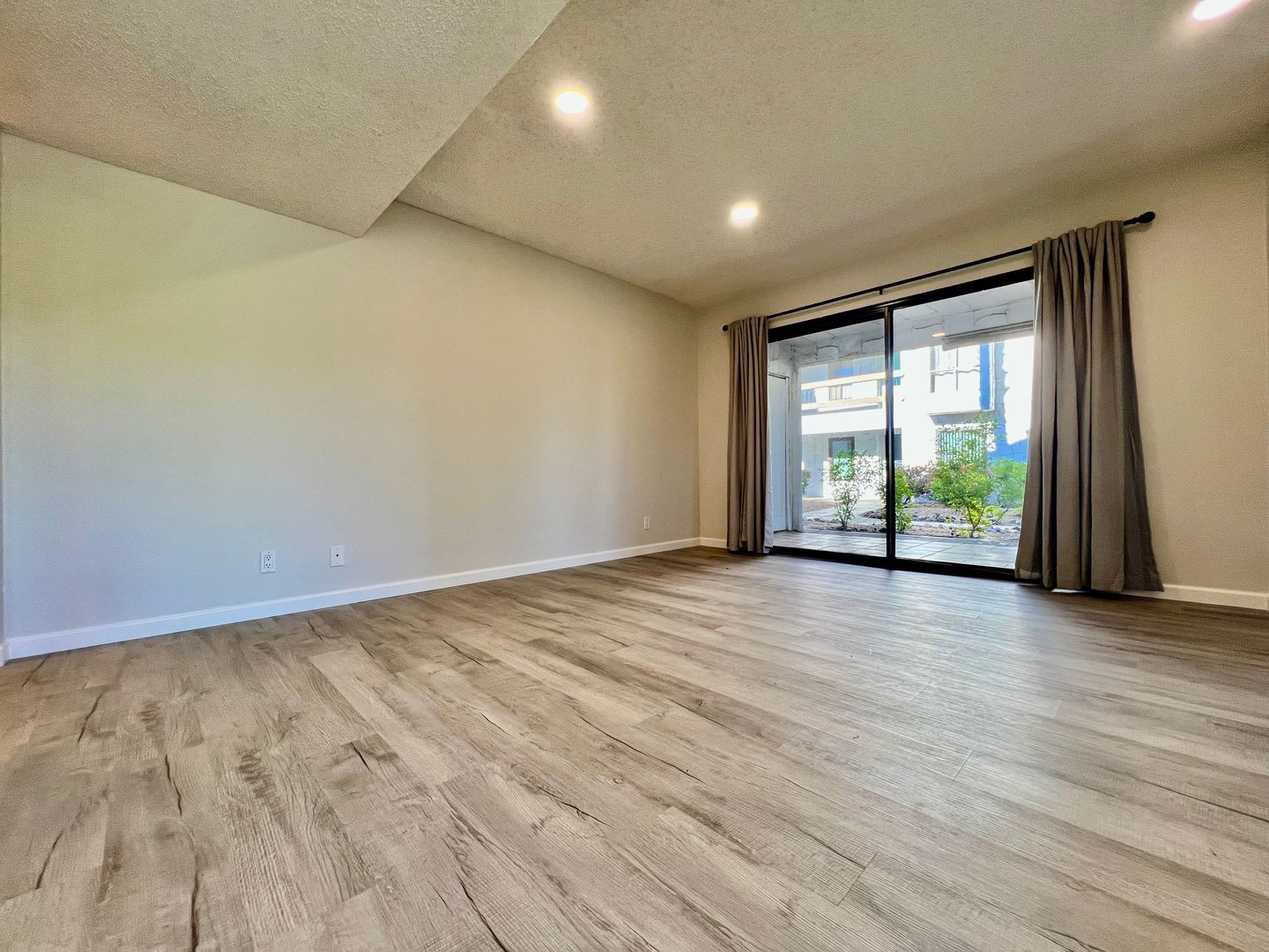 5285 E Waverly Drive Unit 105 - Palm Springs - California - 2 bed, 2 bath rental property