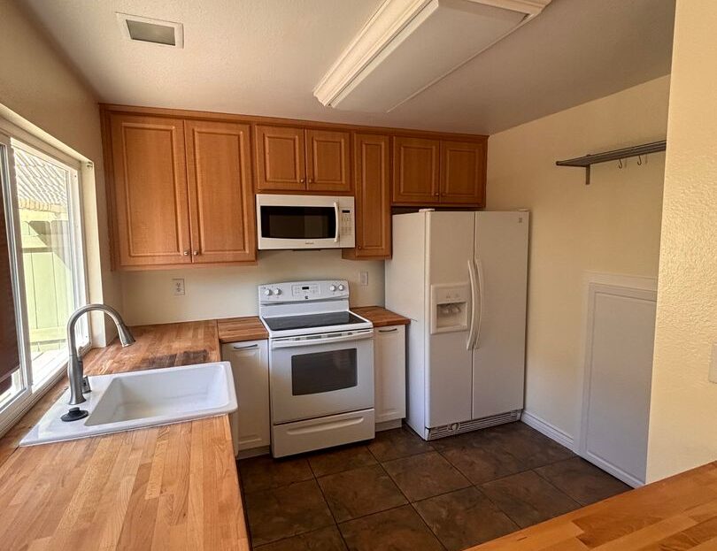 5440 Kiowa Drive UNIT 23 - La Mesa - California - 4 bed, 2.5 bath rental property