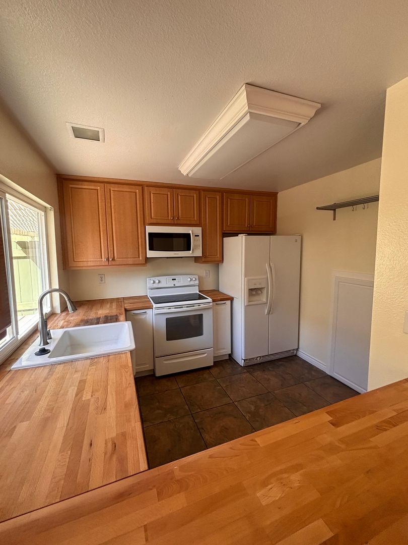 5440 Kiowa Drive UNIT 23 - La Mesa - California - 4 bed, 2.5 bath rental property