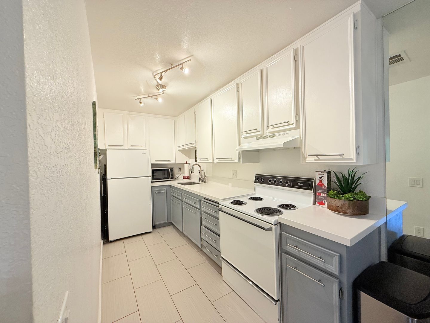 680 N Ashurst Ct Unit I207 - Palm Springs - California - 1 bed, 1 bath rental property