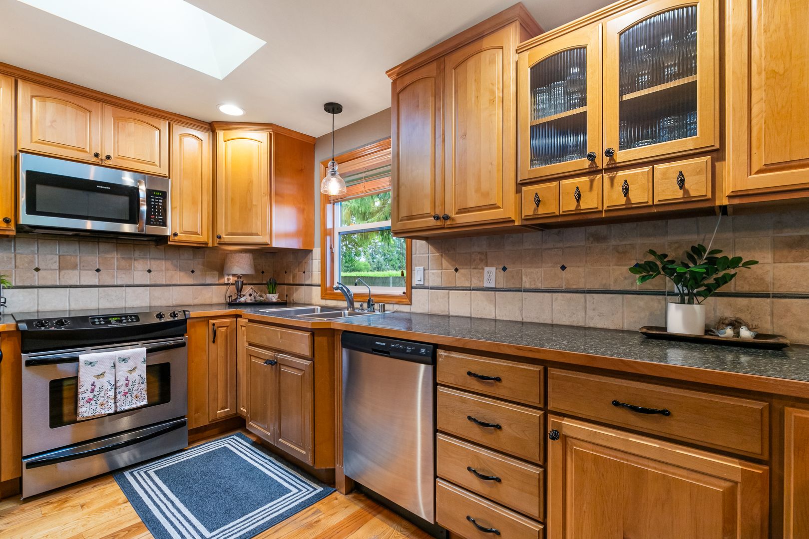 8054 Lyn-Dale Dr - Lynden - Washington - 4 bed, 3 bath rental property